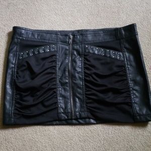 Black mini skirt with pockets